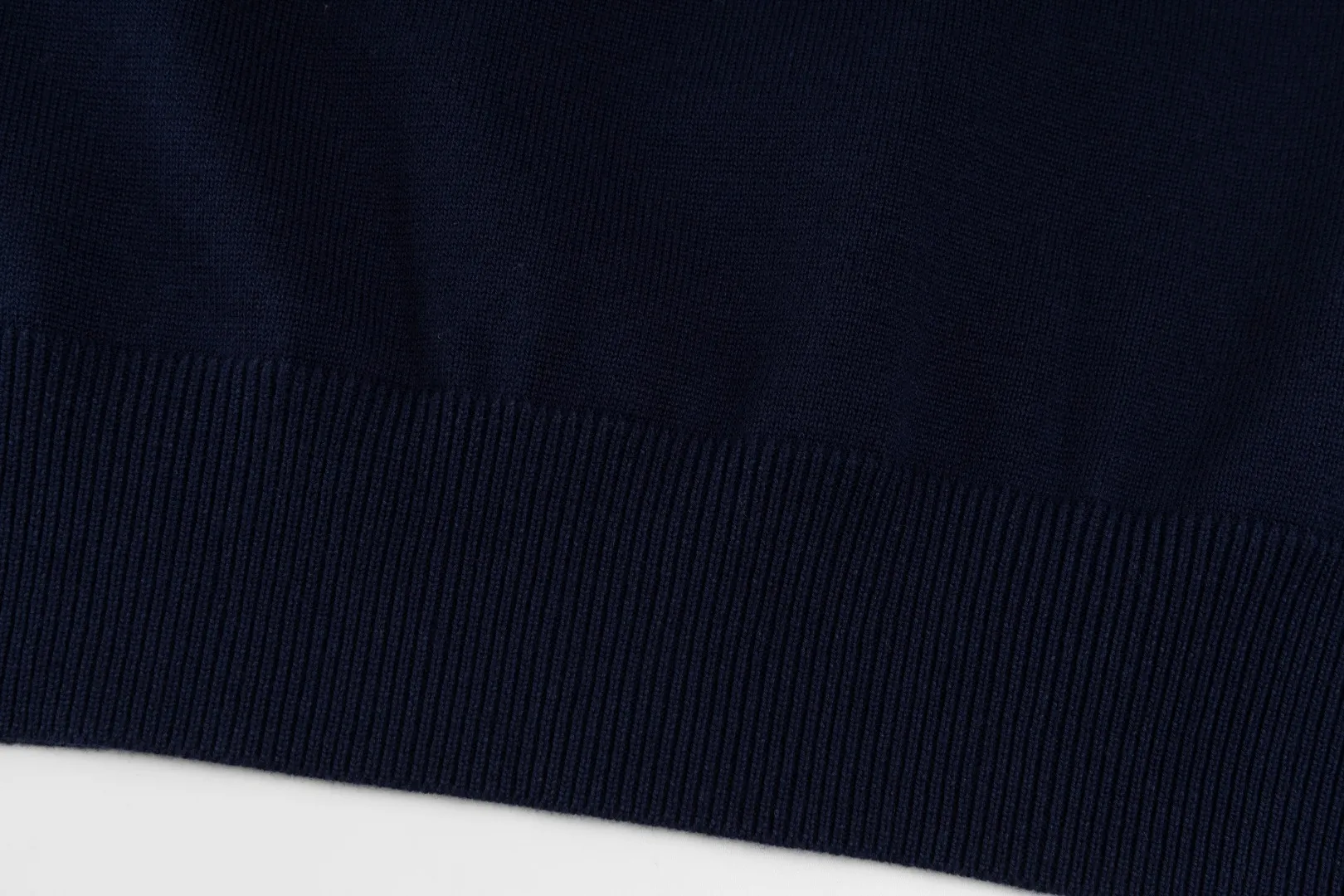 P206 #R80 Ralph Lauren Knitted Pony Embroidered Round Neck Pullover Sweater Official Website Synchronized Same Style for Men and Women Sizes: S-XL Color: White Blue Khaki Army Green Dark Gray Gray Navy Red Label Navy Blue White Label Black White Label Black Red Label Classic Cotton Yarn 100% White Cotton High Quality Goods Classic styles have always been popular! The workmanship details are very good! The simple round neck pullover sweater is always the standard, with classic brand embroidery on the chest! All major stars have the same style! Best for couples. High quality goods! Xinjiang cotton micro-elastic and smooth fabric has excellent quality. Pure cotton is soft and skin-friendly. Size: S M L
